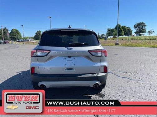 ICONIC SILVER 2022 Ford Escape SE