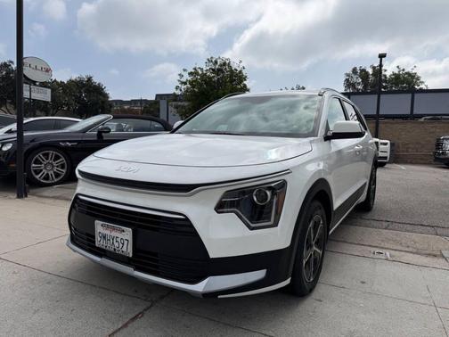 Snow White Pearl 2024 Kia Niro EX