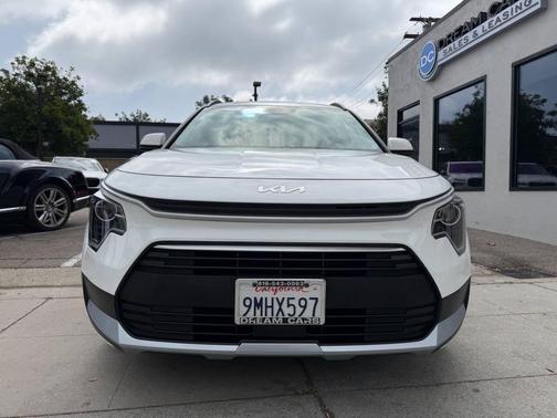Snow White Pearl 2024 Kia Niro EX