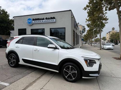 Snow White Pearl 2024 Kia Niro EX