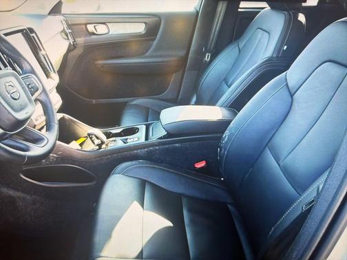 2025 Volvo XC40 B5 Core