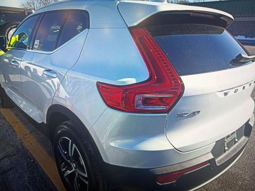 2025 Volvo XC40 B5 Core