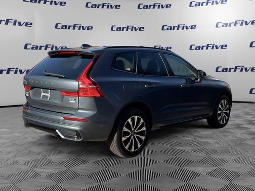 2024 Volvo XC60 B5 Plus Dark Theme