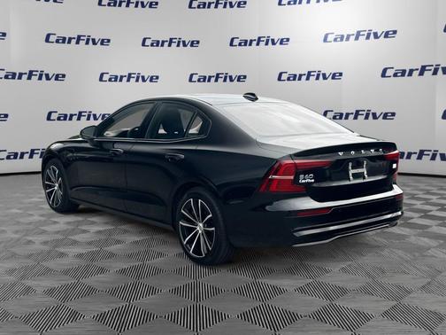 2023 Volvo S60 Recharge Plug-In Hybrid T8 Plus Dark Theme