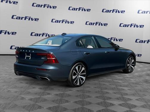 2022 Volvo S60 T5 Momentum