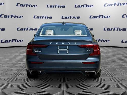 2022 Volvo S60 T5 Momentum