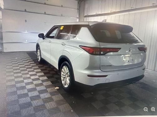 2024 Mitsubishi Outlander ES