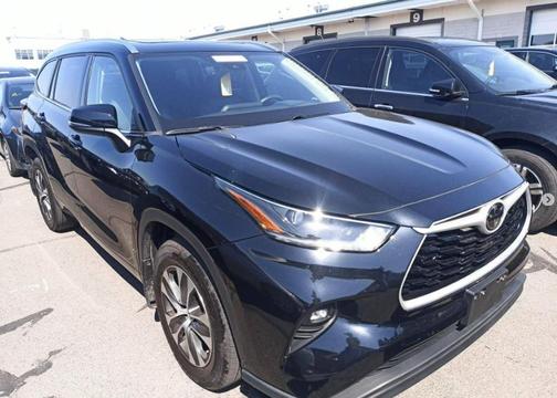 Midnight Black Metallic 2021 Toyota Highlander XLE
