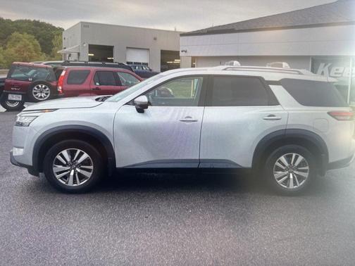 2022 Nissan Pathfinder SL