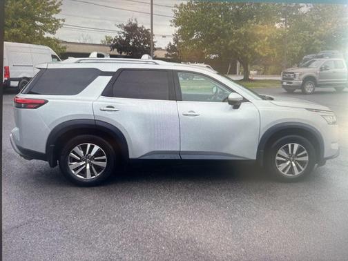 2022 Nissan Pathfinder SL