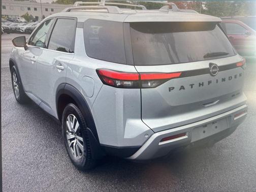 2022 Nissan Pathfinder SL