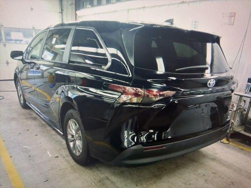 2024 Toyota Sienna LE