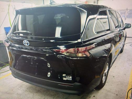 2024 Toyota Sienna LE