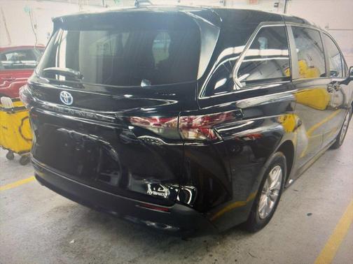 2024 Toyota Sienna LE