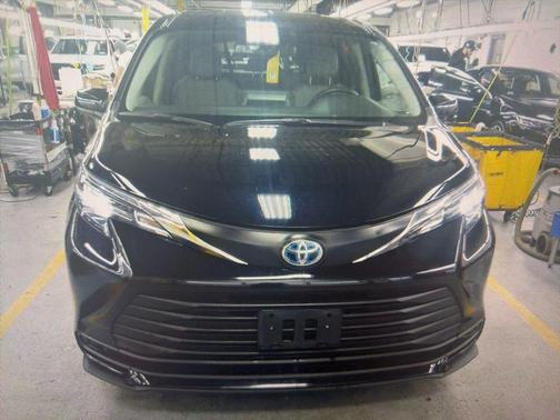 2024 Toyota Sienna LE