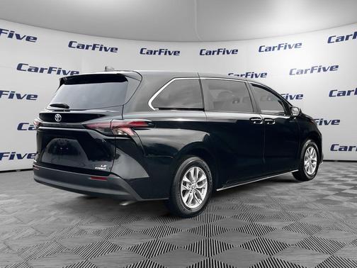 2024 Toyota Sienna LE