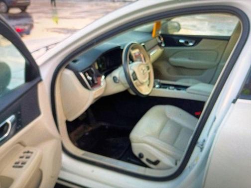 2022 Volvo S60 T5 Momentum