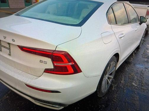 2022 Volvo S60 T5 Momentum