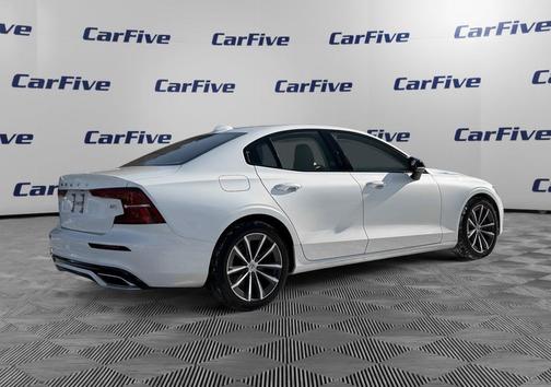 2022 Volvo S60 T5 Momentum
