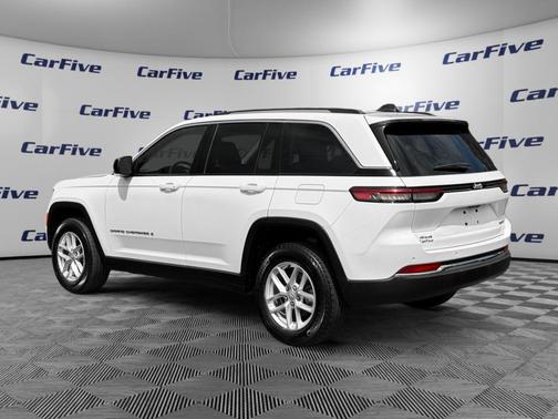 Bright White Clearcoat 2023 Jeep Grand Cherokee Laredo