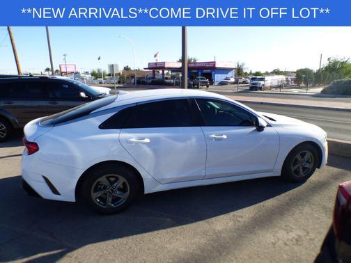 Glacial White Pearl 2022 Kia K5 LXS