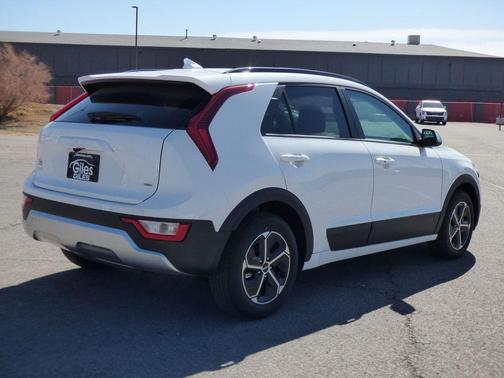 Snow White Pearl 2025 Kia Niro EX