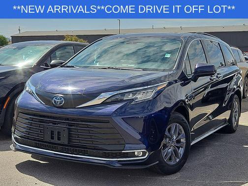 Predawn Gray Mica 2022 Toyota Sienna XLE Passenger Van
