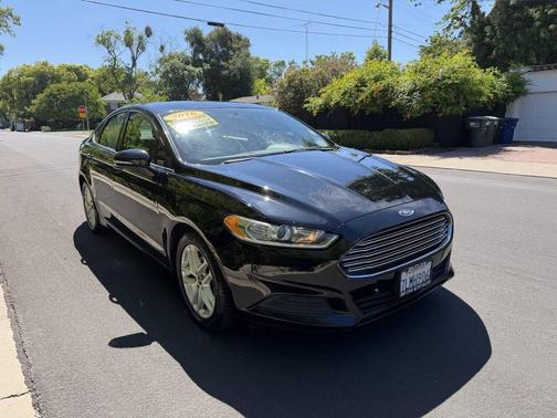 Black 2016 Ford Fusion SE