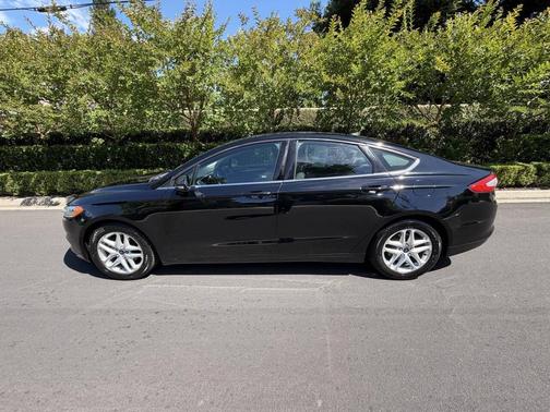 Black 2016 Ford Fusion SE