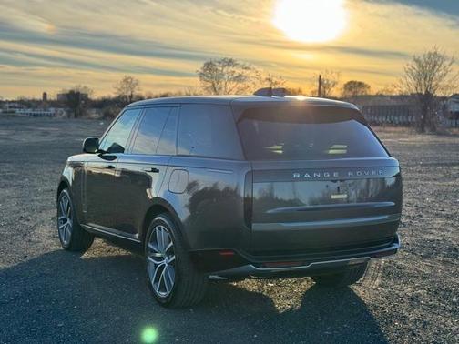 2025 Land Rover Range Rover P550e SE