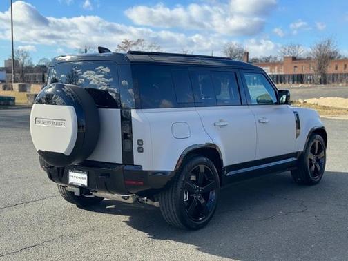 2026 Land Rover Defender 110 X-Dynamic SE