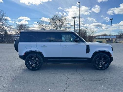 2026 Land Rover Defender 110 X-Dynamic SE