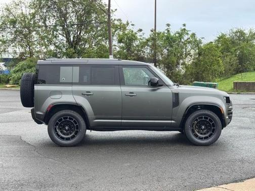 2025 Land Rover Defender V8