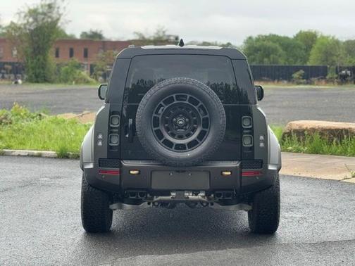 2025 Land Rover Defender V8