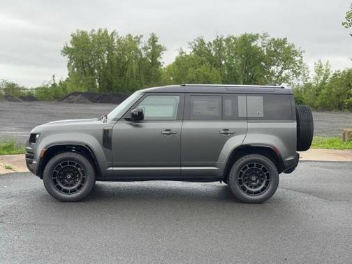 2025 Land Rover Defender V8