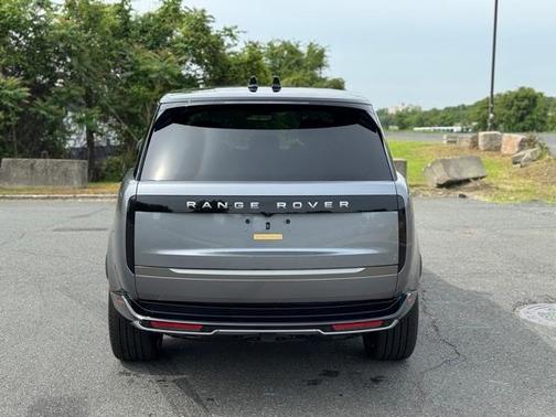 2025 Land Rover Range Rover P530 SE