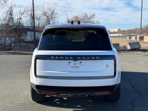 2025 Land Rover Range Rover P615 SV