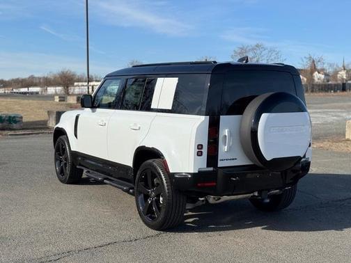 2025 Land Rover Defender P400 X-Dynamic SE