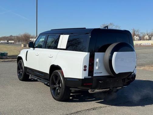 2025 Land Rover Defender P400 X-Dynamic SE