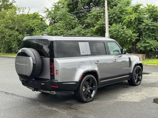 2024 Land Rover Defender P400 X-Dynamic SE