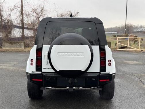 2025 Land Rover Defender P400 X-Dynamic SE