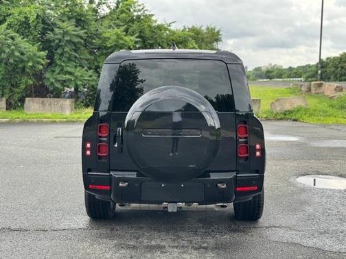 2024 Land Rover Defender P400 X-Dynamic SE