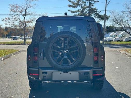 2024 Land Rover Defender P400 Outbound