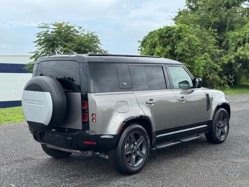 2024 Land Rover Defender P400 X-Dynamic SE