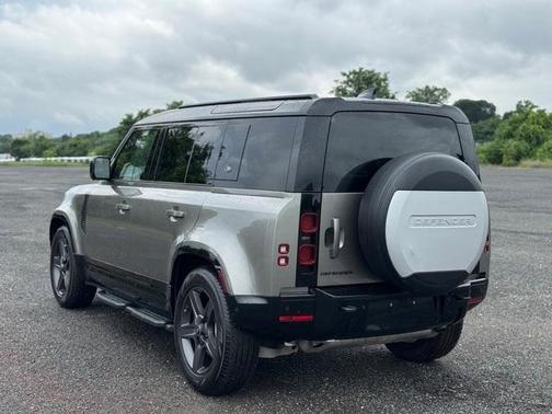2024 Land Rover Defender P400 X-Dynamic SE