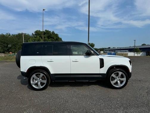 2024 Land Rover Defender P500 SE