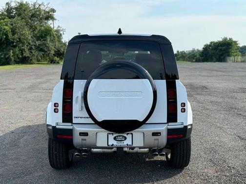 2024 Land Rover Defender P500 SE
