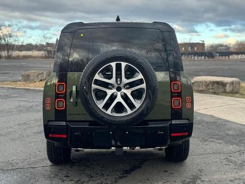 2026 Land Rover Defender 130 X-Dynamic SE