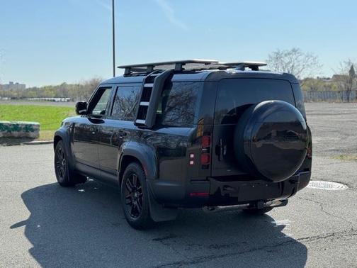 2023 Land Rover Defender SE