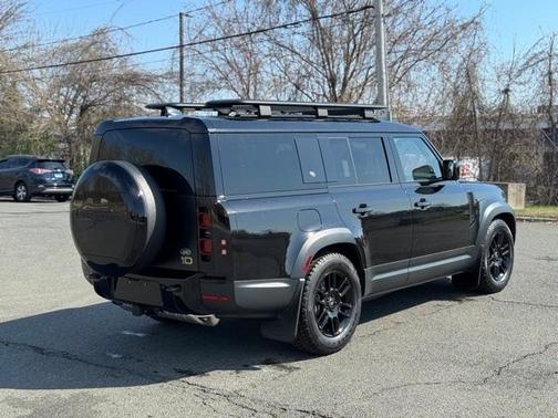 2023 Land Rover Defender SE